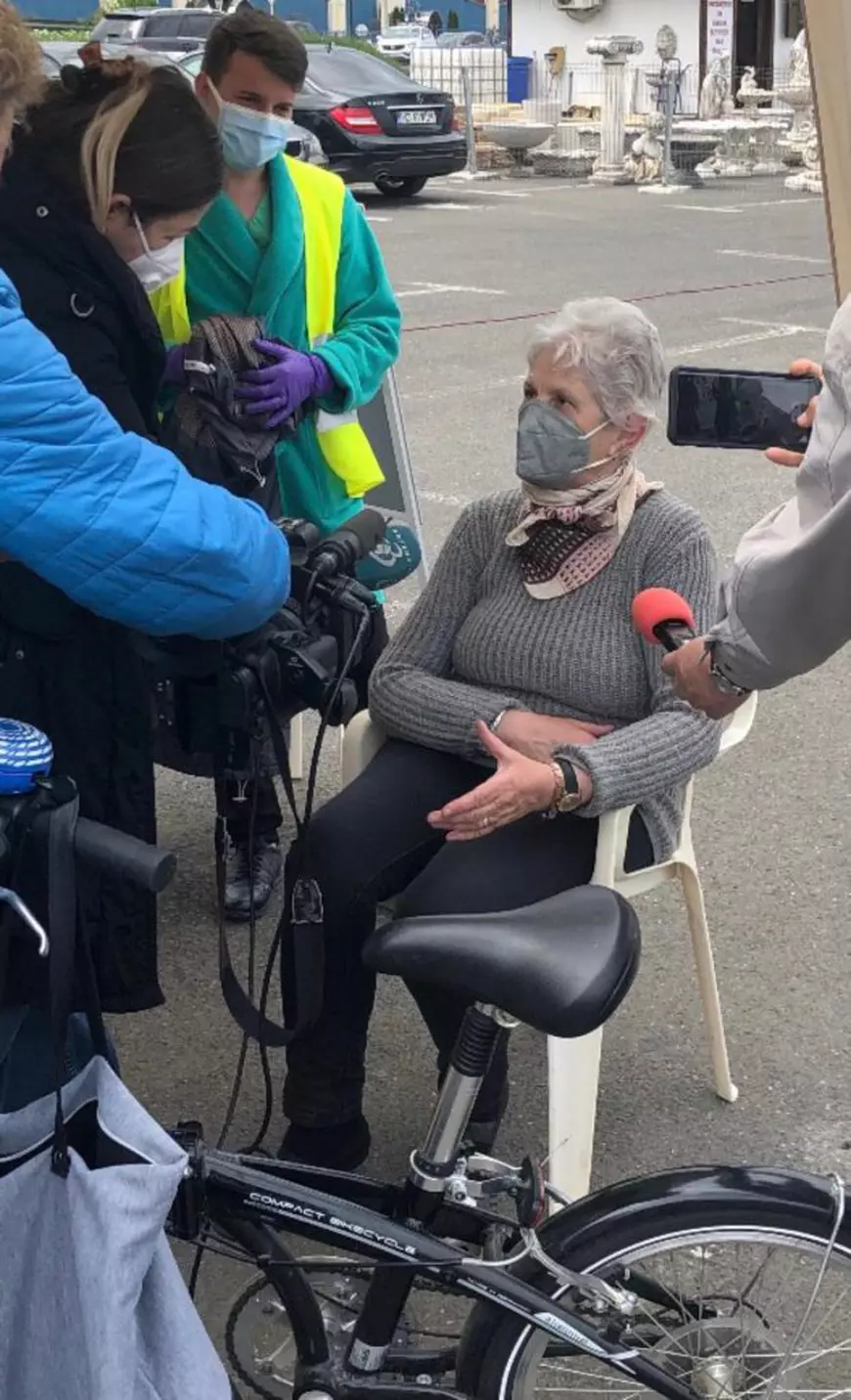 La 64 de ani, pe bicicletă, la vaccinare, la centrul drive-thru din Deva