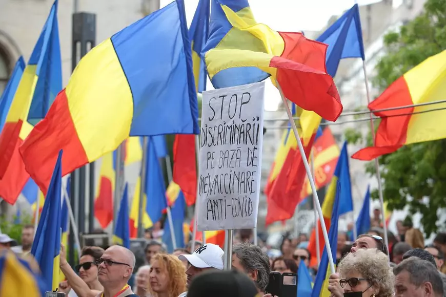 Muzica democrației în prima seară de relaxare: piesa de la Teatrul Național și protestele de la Universitate