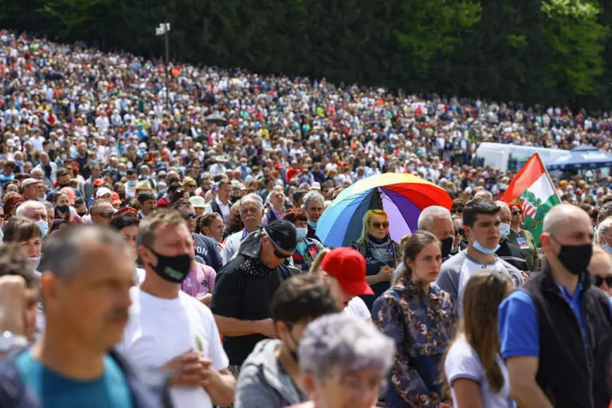 Zeci de mii de oameni au participat sâmbătă la pelerinajul de la Șumuleu Ciuc, primul de la ridicarea restricţiilor