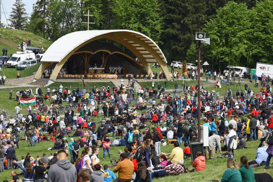 Zeci de mii de oameni au participat sâmbătă la pelerinajul de la Șumuleu Ciuc, primul de la ridicarea restricţiilor