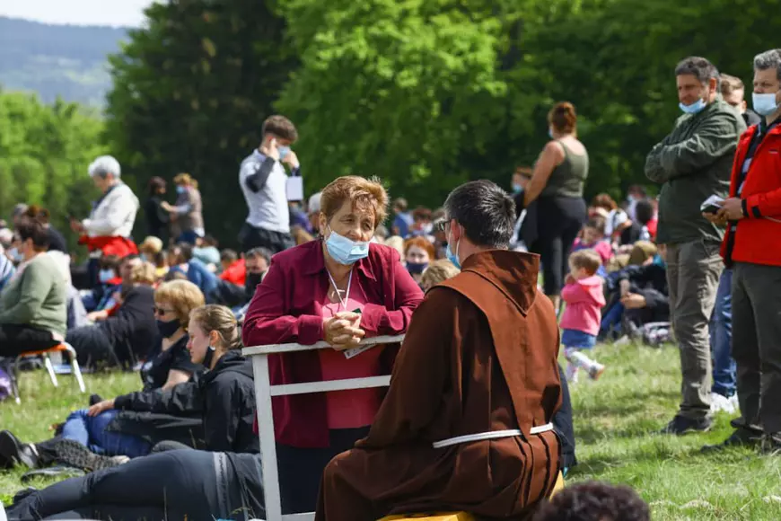 Zeci de mii de oameni au participat sâmbătă la pelerinajul de la Șumuleu Ciuc, primul de la ridicarea restricţiilor