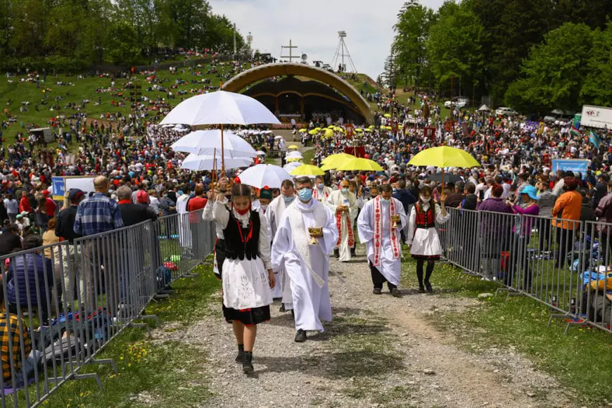 Zeci de mii de oameni au participat sâmbătă la pelerinajul de la Șumuleu Ciuc, primul de la ridicarea restricţiilor
