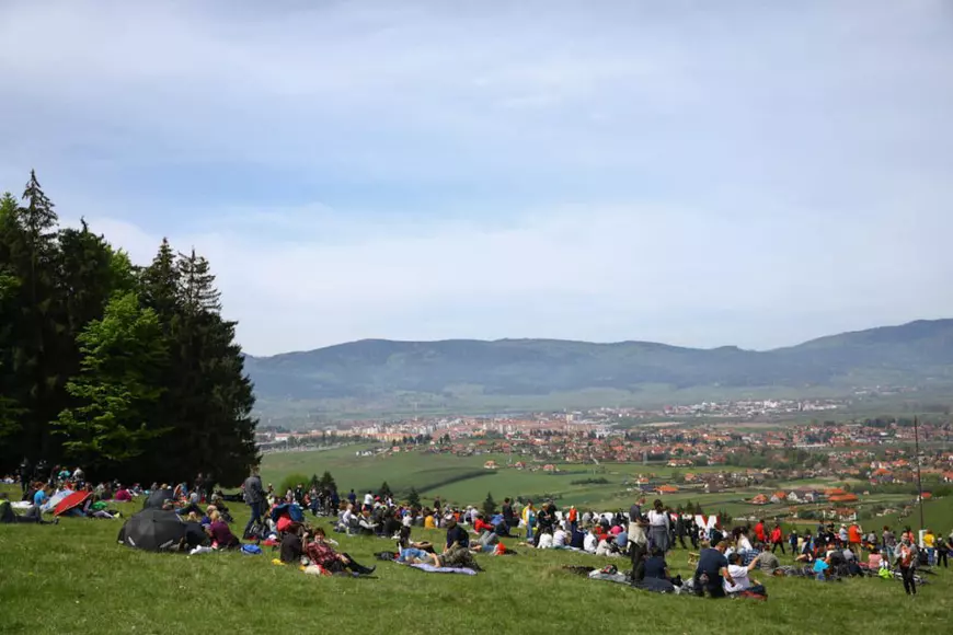 Zeci de mii de oameni au participat sâmbătă la pelerinajul de la Șumuleu Ciuc, primul de la ridicarea restricţiilor