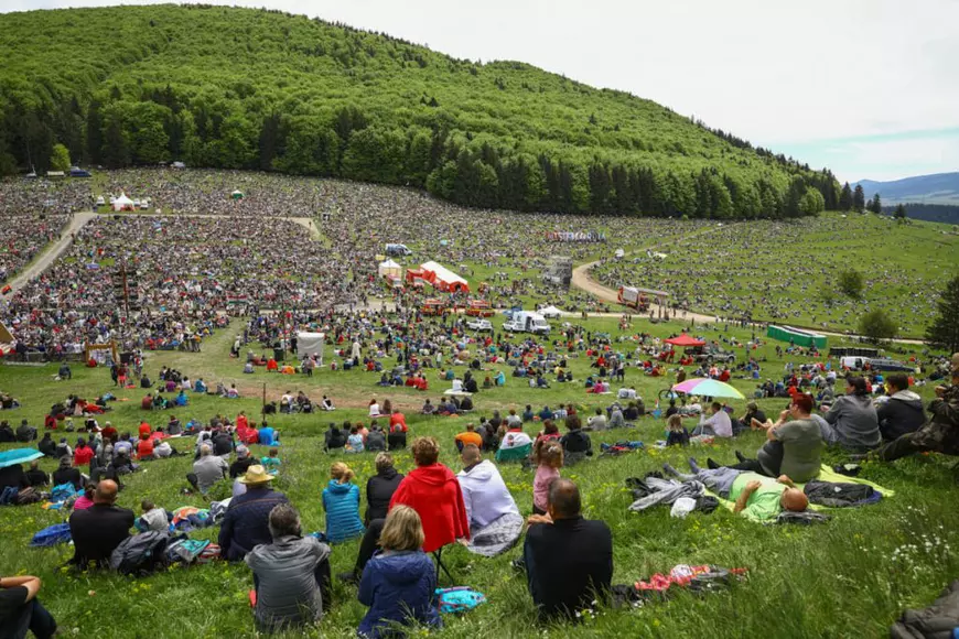 Zeci de mii de oameni au participat sâmbătă la pelerinajul de la Șumuleu Ciuc, primul de la ridicarea restricţiilor
