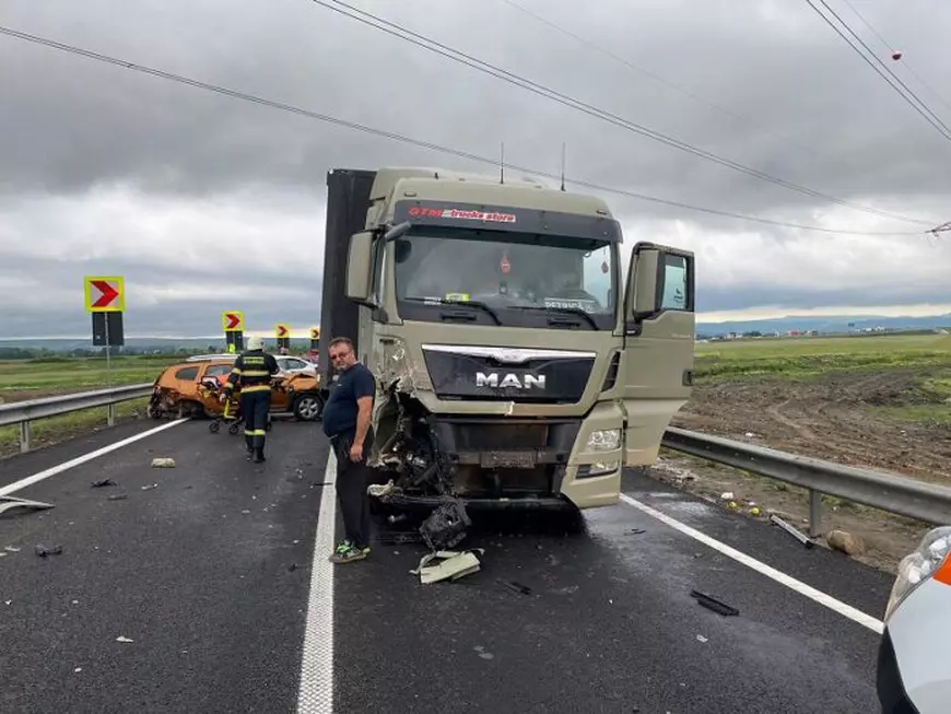 Accident în lanț pe Centura Bacăului, cu patru mașini și un TIR. 6 persoane, la spital