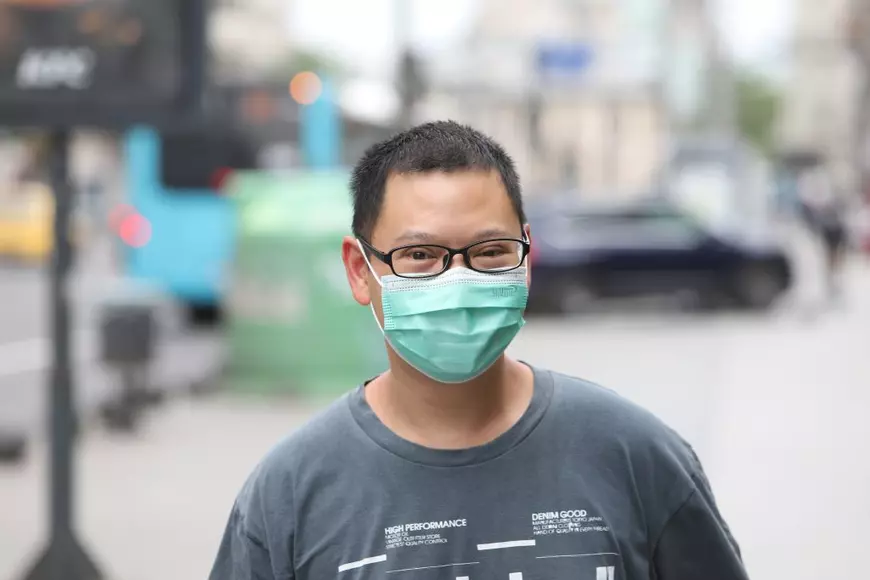 De ce oamenii încă poartă mască în aer liber în România, în ciuda relaxărilor