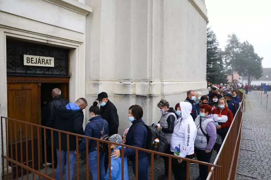 Zeci de mii de oameni au participat sâmbătă la pelerinajul de la Șumuleu Ciuc, primul de la ridicarea restricţiilor