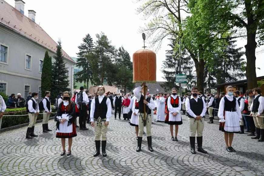 Zeci de mii de oameni au participat sâmbătă la pelerinajul de la Șumuleu Ciuc, primul de la ridicarea restricţiilor