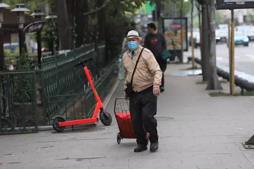 De ce oamenii încă poartă mască în aer liber în România, în ciuda relaxărilor