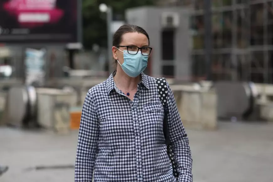 De ce oamenii încă poartă mască în aer liber în România, în ciuda relaxărilor