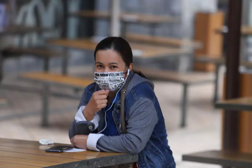 De ce oamenii încă poartă mască în aer liber în România, în ciuda relaxărilor