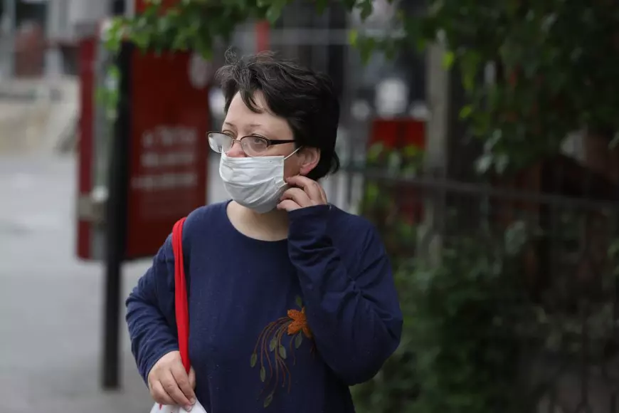 De ce oamenii încă poartă mască în aer liber în România, în ciuda relaxărilor