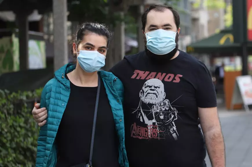 De ce oamenii încă poartă mască în aer liber în România, în ciuda relaxărilor