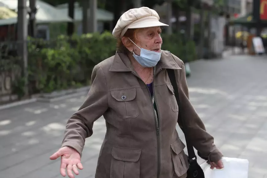 De ce oamenii încă poartă mască în aer liber în România, în ciuda relaxărilor