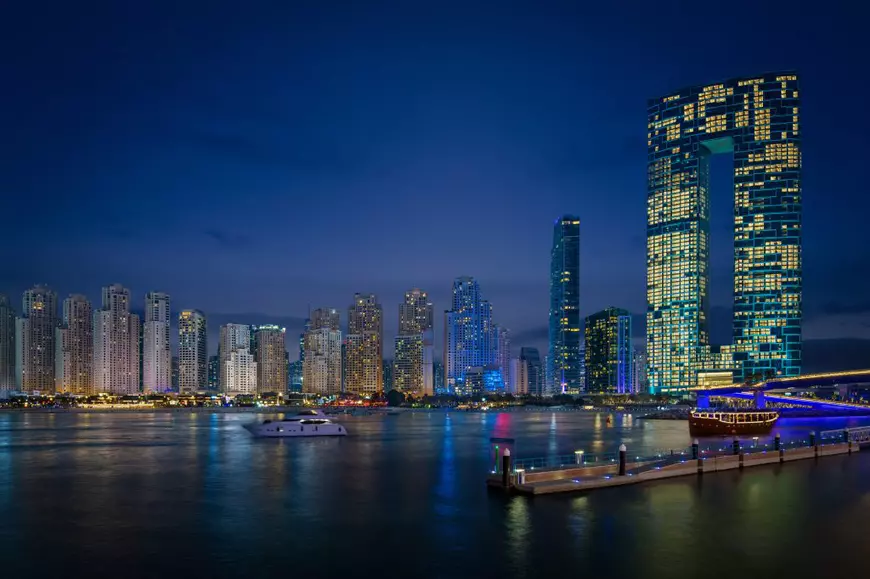 Piscina „din nori”. Se află la aproape 300 metri deasupra solului, în Dubai, și oferă o priveliște uluitoare a orașului