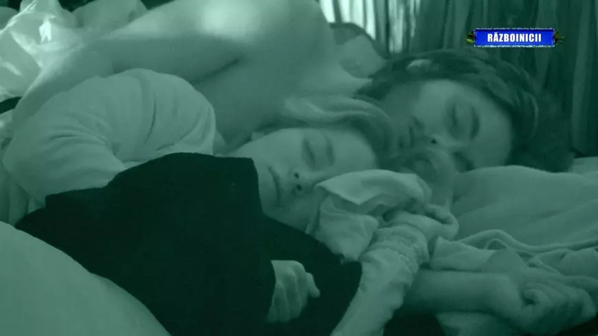 Albert și Maria de la „Survivor România”, sărut în timpul nopții. „Așa mi-a venit”