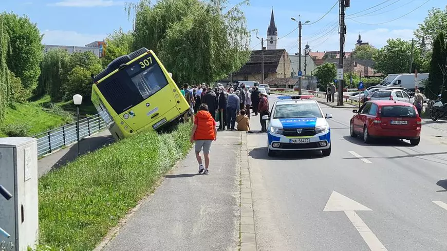 Un autobuz cu pasageri, la un pas să se răstoarne în râul Cibin din Sibiu