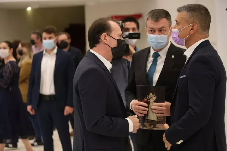 Muzica democrației în prima seară de relaxare: piesa de la Teatrul Național și protestele de la Universitate