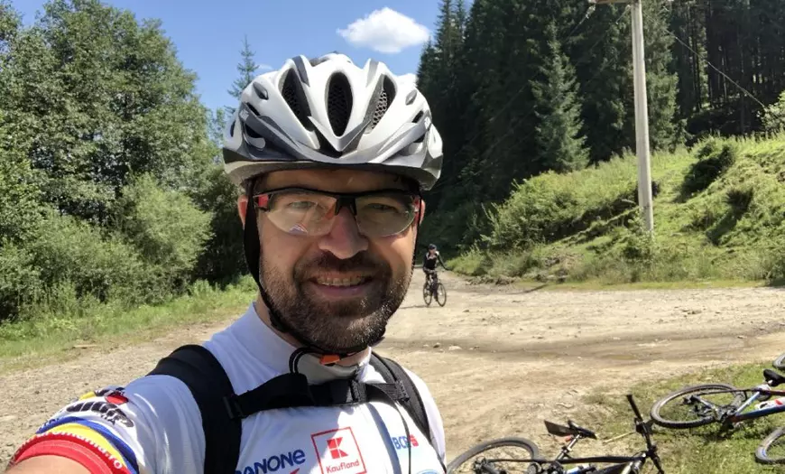 Un activist ieșean vrea ca toți copiii din oraș să meargă la școală pe bicicletă. Planul său pentru următorii 10 ani