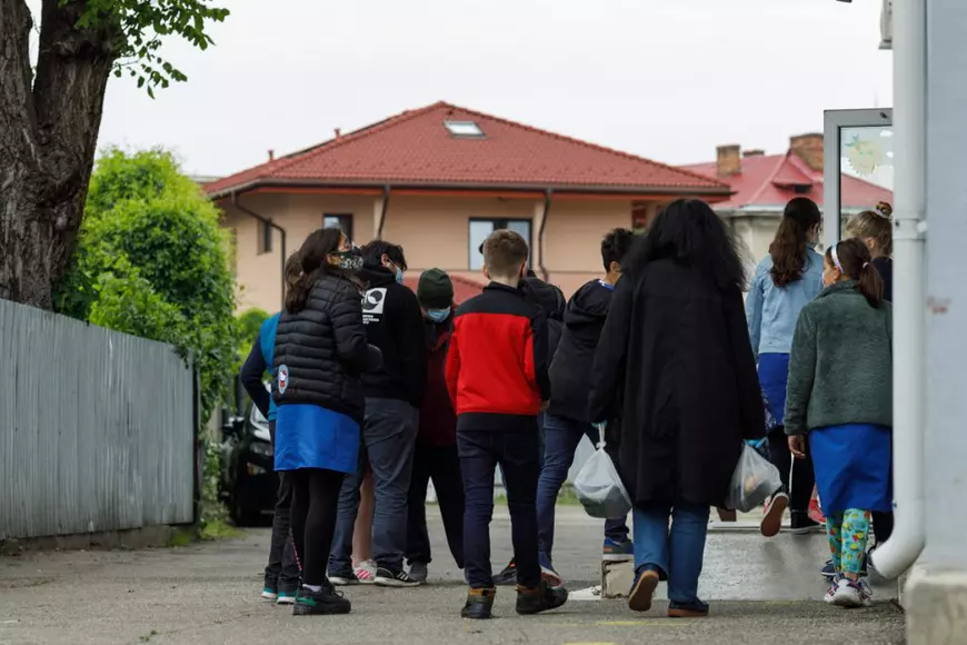 Copiii care își arată abuzatorii. S-a întors la școala din Bacău și l-a confruntat pe administratorul care a agresat-o sexual pe când avea 12 ani