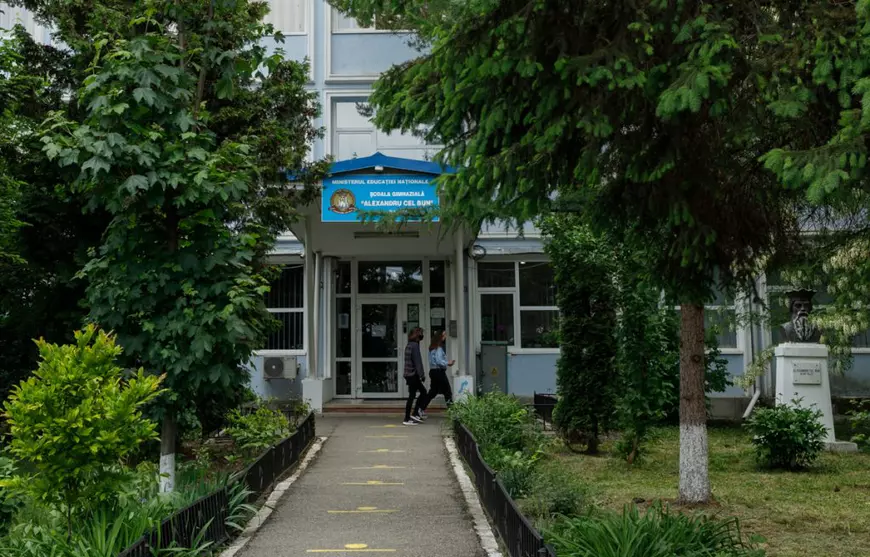 Copiii care își arată abuzatorii. S-a întors la școala din Bacău și l-a confruntat pe administratorul care a agresat-o sexual pe când avea 12 ani