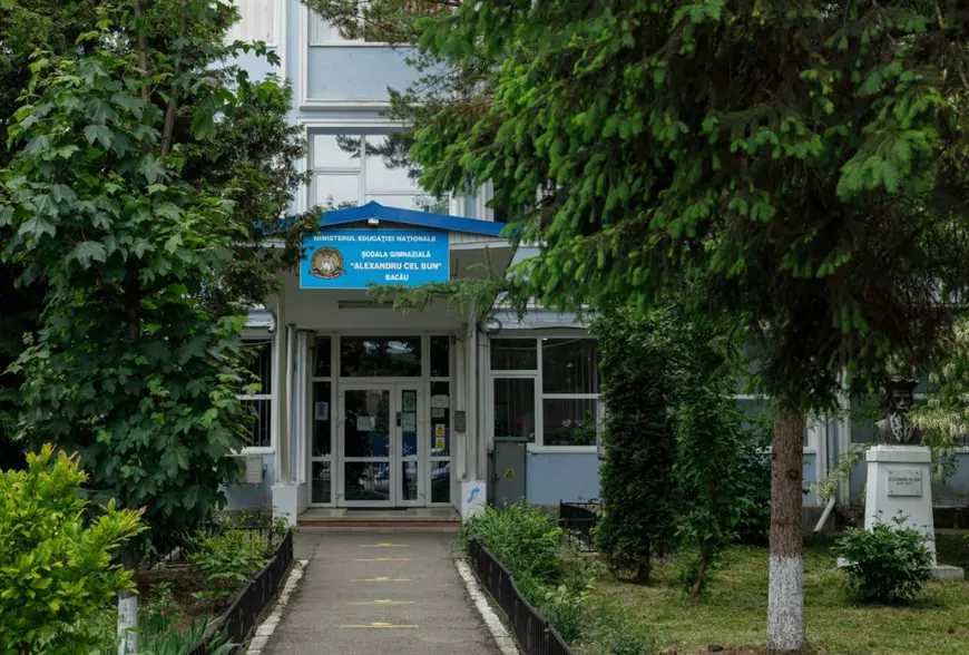 Copiii care își arată abuzatorii. S-a întors la școala din Bacău și l-a confruntat pe administratorul care a agresat-o sexual pe când avea 12 ani