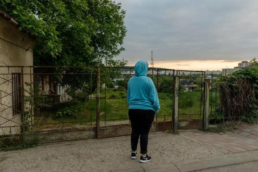 Copiii care își arată abuzatorii. S-a întors la școala din Bacău și l-a confruntat pe administratorul care a agresat-o sexual pe când avea 12 ani