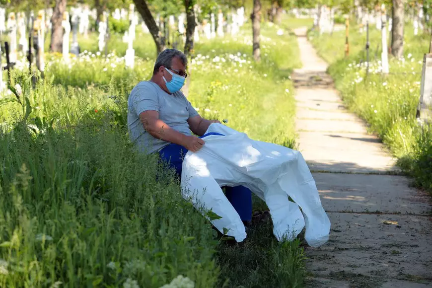 Cimitirul din București cu cele mai multe morminte pentru victimele de COVID. „Aici a ajuns toată durerea”