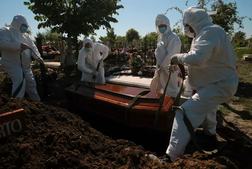 Cimitirul din București cu cele mai multe morminte pentru victimele de COVID. „Aici a ajuns toată durerea”