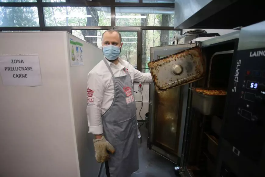 La cea mai mare cantină socială din București, bucătarii au rulat o mie de sarmale pentru Paște. Meniurile de sărbătoare au ajuns la 700 de nevoiași