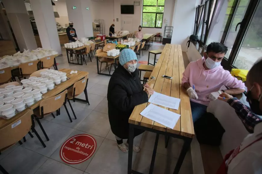 La cea mai mare cantină socială din București, bucătarii au rulat o mie de sarmale pentru Paște. Meniurile de sărbătoare au ajuns la 700 de nevoiași