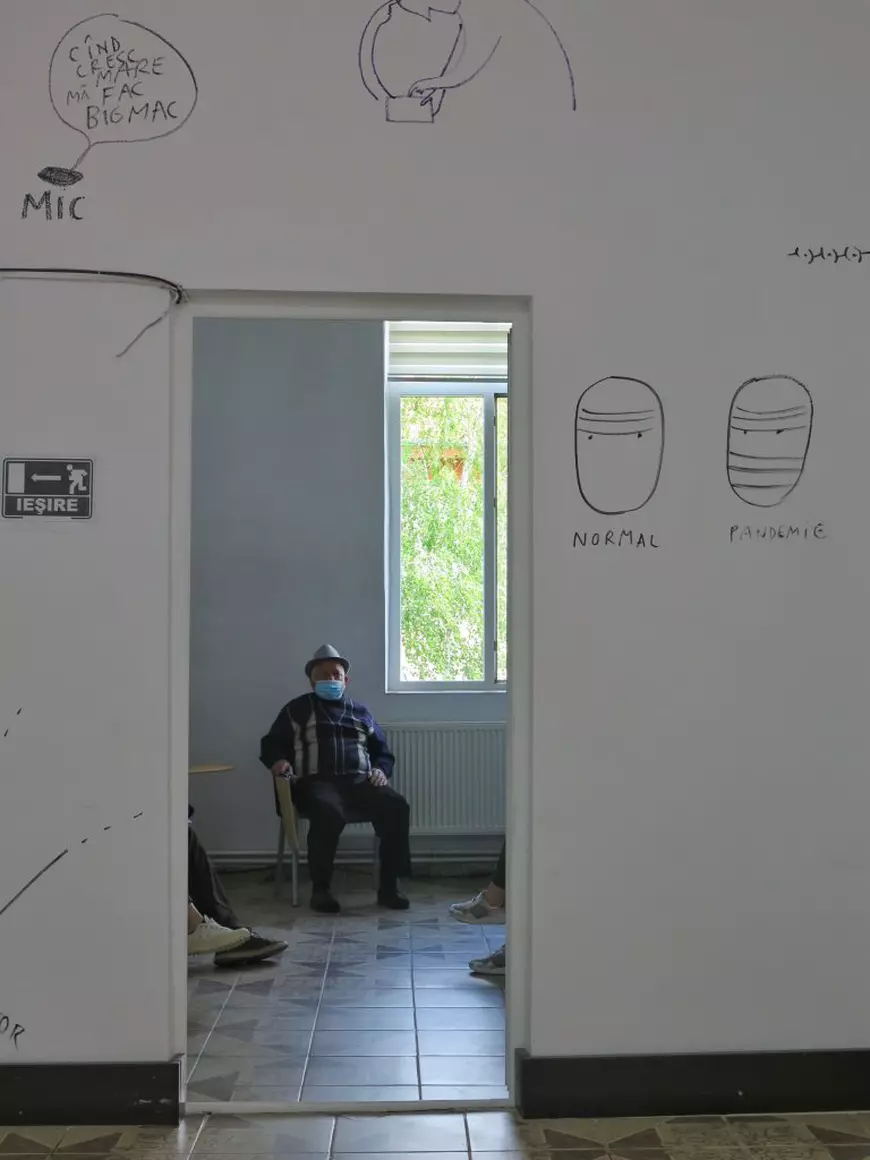 Neașteptatele mesaje despre vaccinare ale artistului Dan Perjovschi