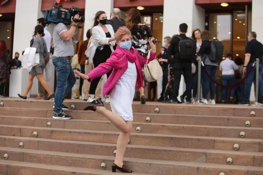 Muzica democrației în prima seară de relaxare: piesa de la Teatrul Național și protestele de la Universitate