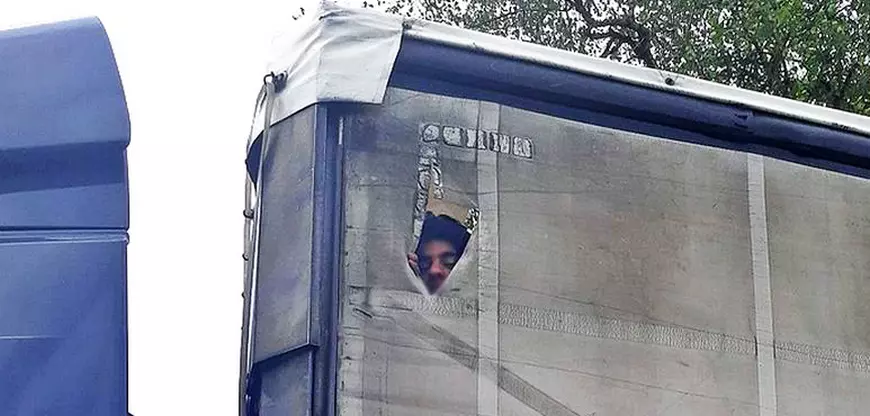 Tânăr urcat pe un TIR care venea din România, i-a bătut în cabină șoferului, în mers, în Germania