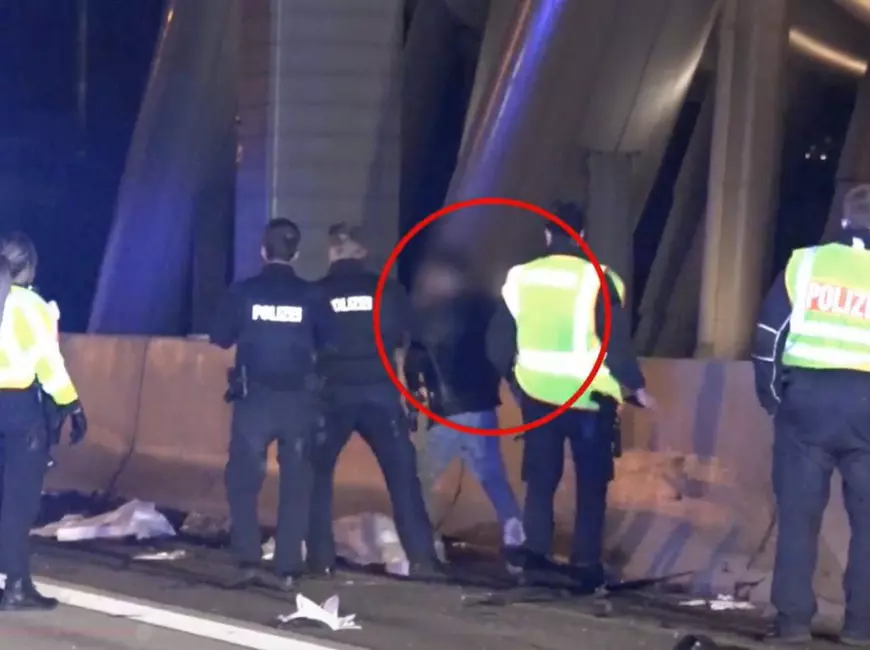 Un polițist obligă un tânăr să privească morții, când l-a prins că făcea poze cu mobilul, după un accident în Germania
