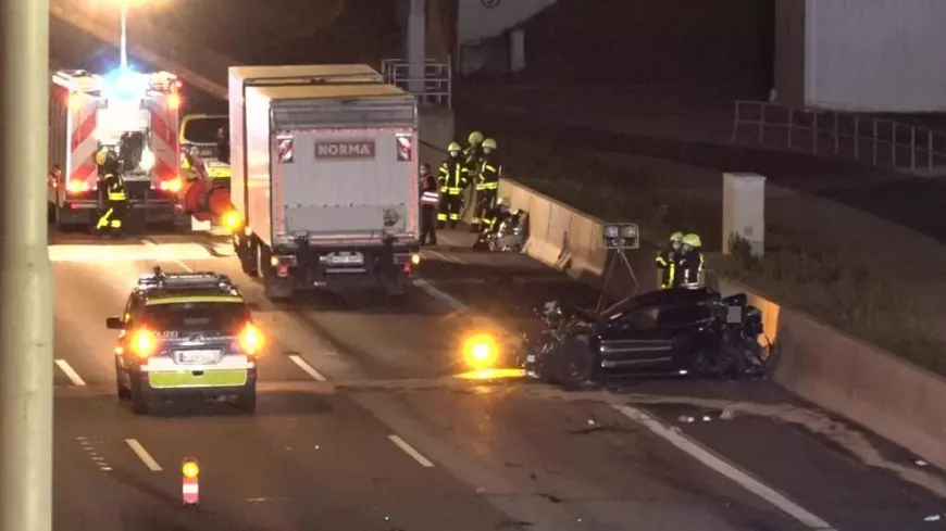 Un polițist obligă un tânăr să privească morții, când l-a prins că făcea poze cu mobilul, după un accident în Germania