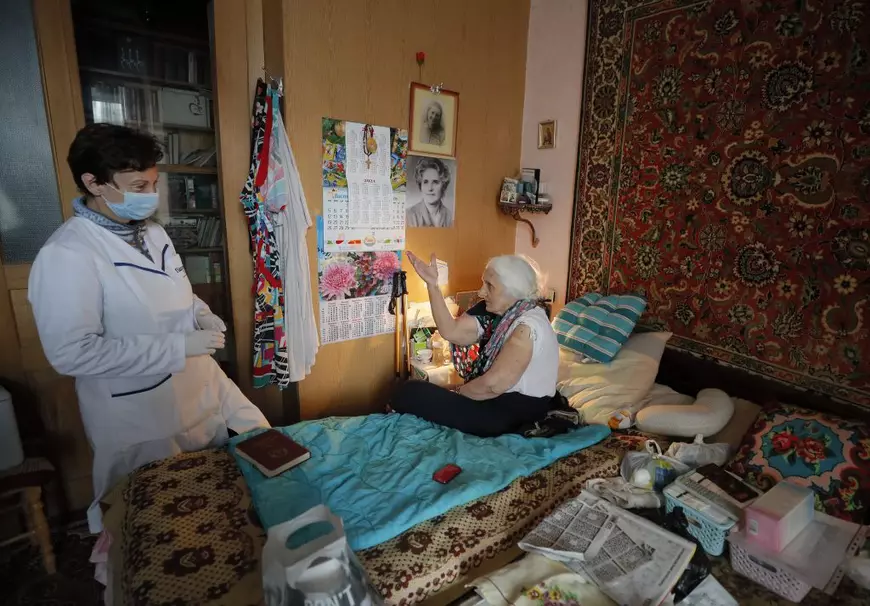 „COVID este ca un al doilea război”. Cum se duce lupta cu pandemia în estul separatist al Ucrainei