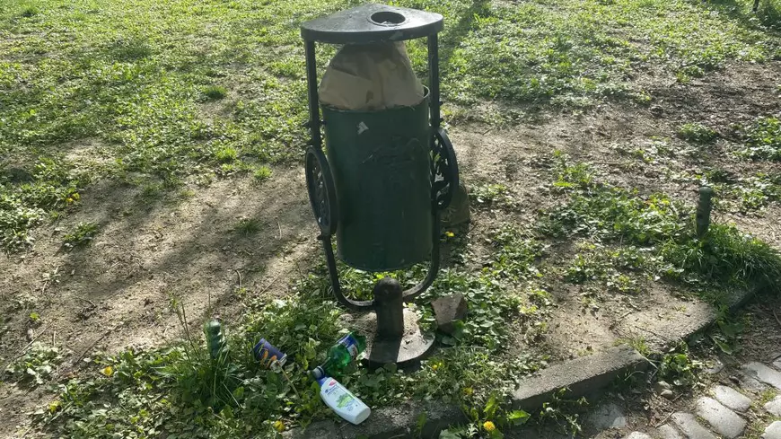 Cișmigiu, parcul-ruină de sub geamul primarului general: gunoaie, obiecte de artă distruse și poduri aproape dărâmate