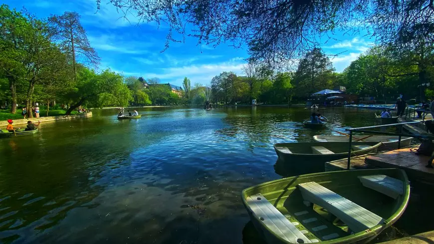 Cișmigiu, parcul-ruină de sub geamul primarului general: gunoaie, obiecte de artă distruse și poduri aproape dărâmate