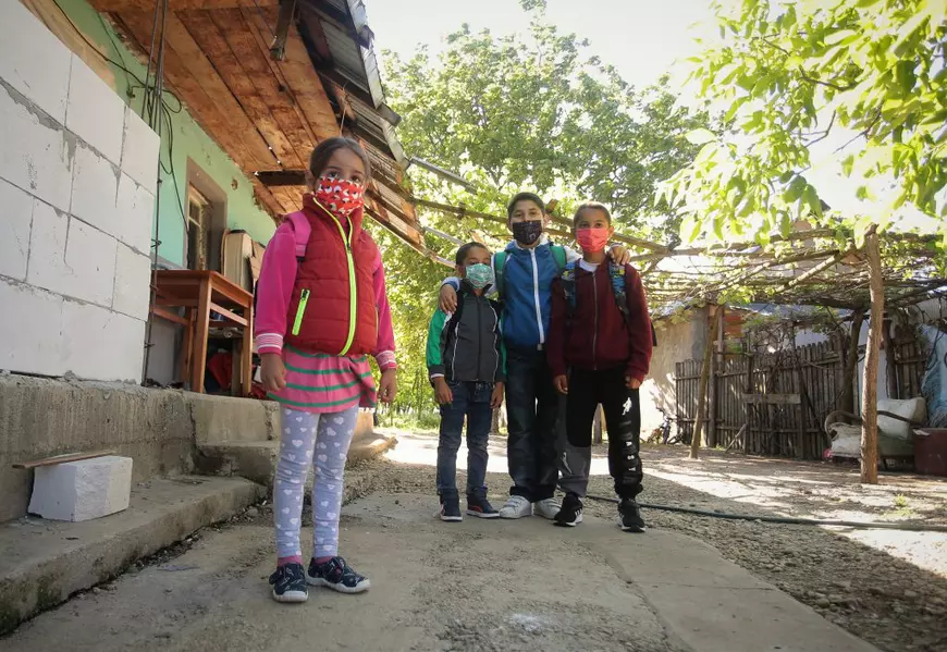 Un tată singur dintr-un sat din Dâmboviţa se zbate să pună pâinea pe masă pentru cei patru copii ai săi: “Din fapte, nu din vorbe se vede iubirea”