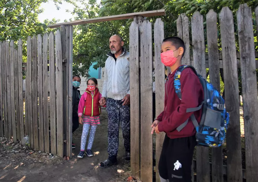 Un tată singur dintr-un sat din Dâmboviţa se zbate să pună pâinea pe masă pentru cei patru copii ai săi: “Din fapte, nu din vorbe se vede iubirea”