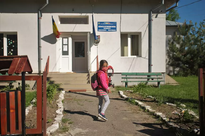 Un tată singur dintr-un sat din Dâmboviţa se zbate să pună pâinea pe masă pentru cei patru copii ai săi: “Din fapte, nu din vorbe se vede iubirea”