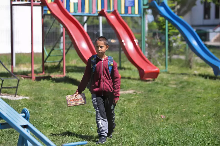 Un tată singur dintr-un sat din Dâmboviţa se zbate să pună pâinea pe masă pentru cei patru copii ai săi: “Din fapte, nu din vorbe se vede iubirea”