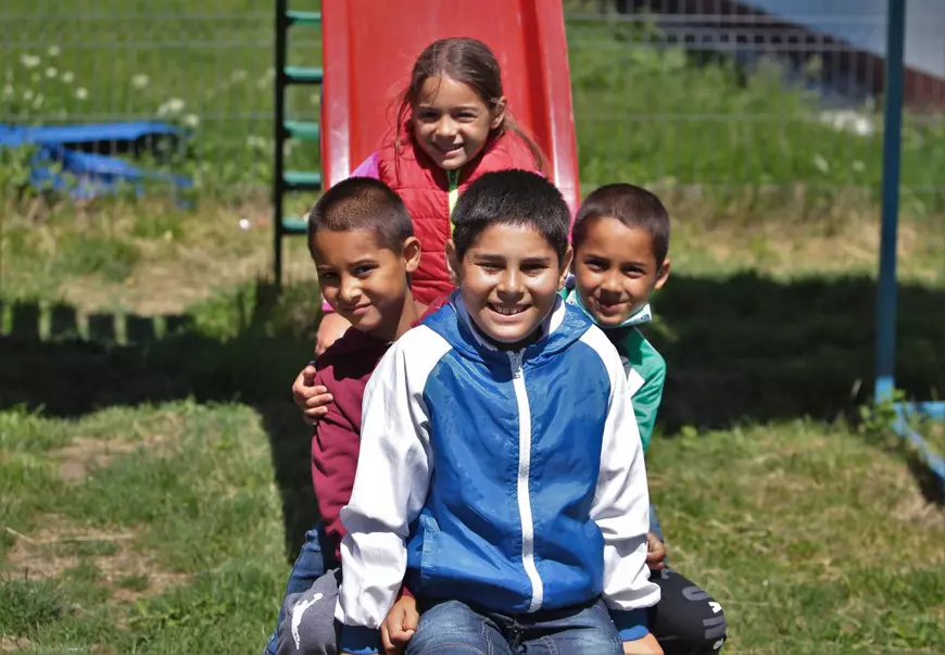 Un tată singur dintr-un sat din Dâmboviţa se zbate să pună pâinea pe masă pentru cei patru copii ai săi: “Din fapte, nu din vorbe se vede iubirea”