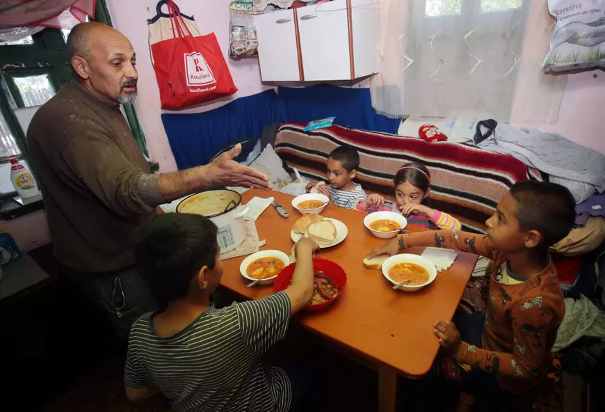 Un tată singur dintr-un sat din Dâmboviţa se zbate să pună pâinea pe masă pentru cei patru copii ai săi: “Din fapte, nu din vorbe se vede iubirea”