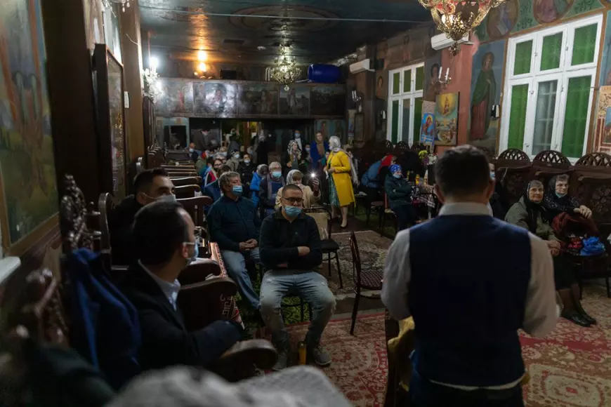 Credincioși în biserică, înainte de slujba de Înviere