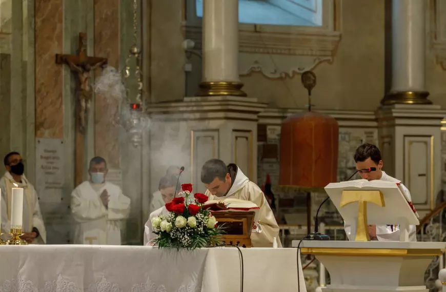 Călugărul Hugo, în timpul slujbei care s-a ținut în limba maghiară