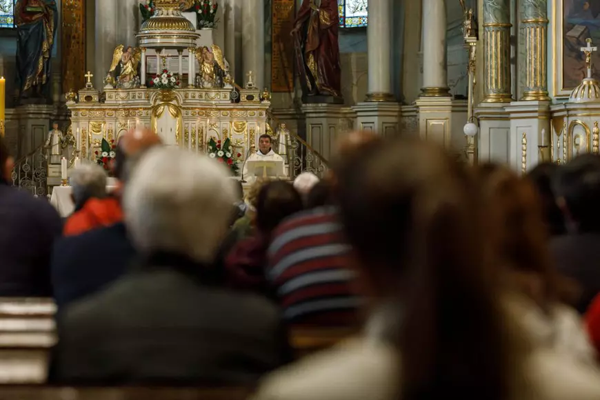 Mai mulți oameni asistă la sljuba de deschidere, ținută inclusi de preotul Hugo