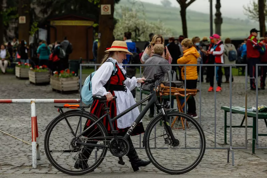 Pelerinii nu au avut voie să vină cu autocarele speciale, ci doar pe jos, cu căruța sau cu mașinile personale. Îmbrăcați în costume tradiționale specifice Ținutului Secuiesc, unii pelerini au optat pentru biclete pentru a se deplasa până la Bazilica