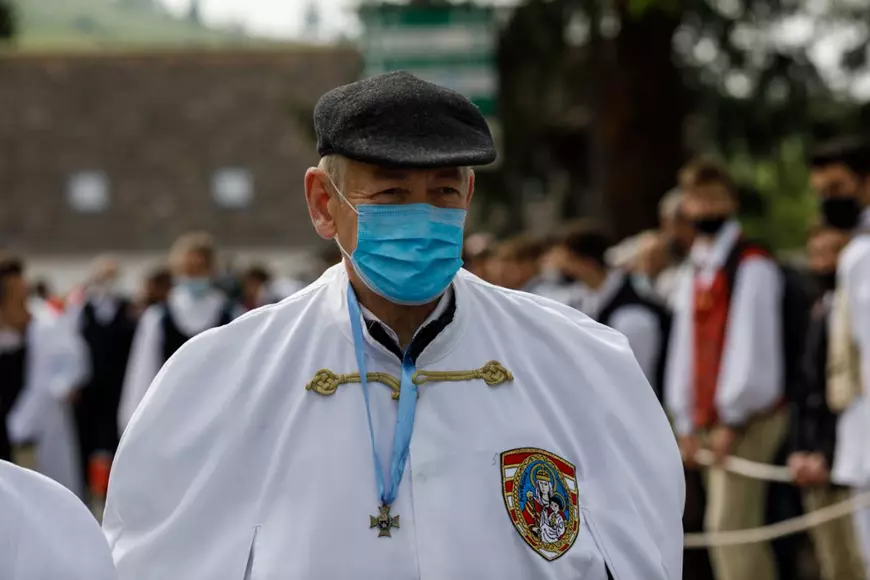 Cei care au participat la pelerinaj au avut de respectat mai multe măsuri, inclusiv purtarea măltii de protecție